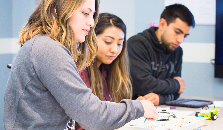 UC Merced students working in classroom lab